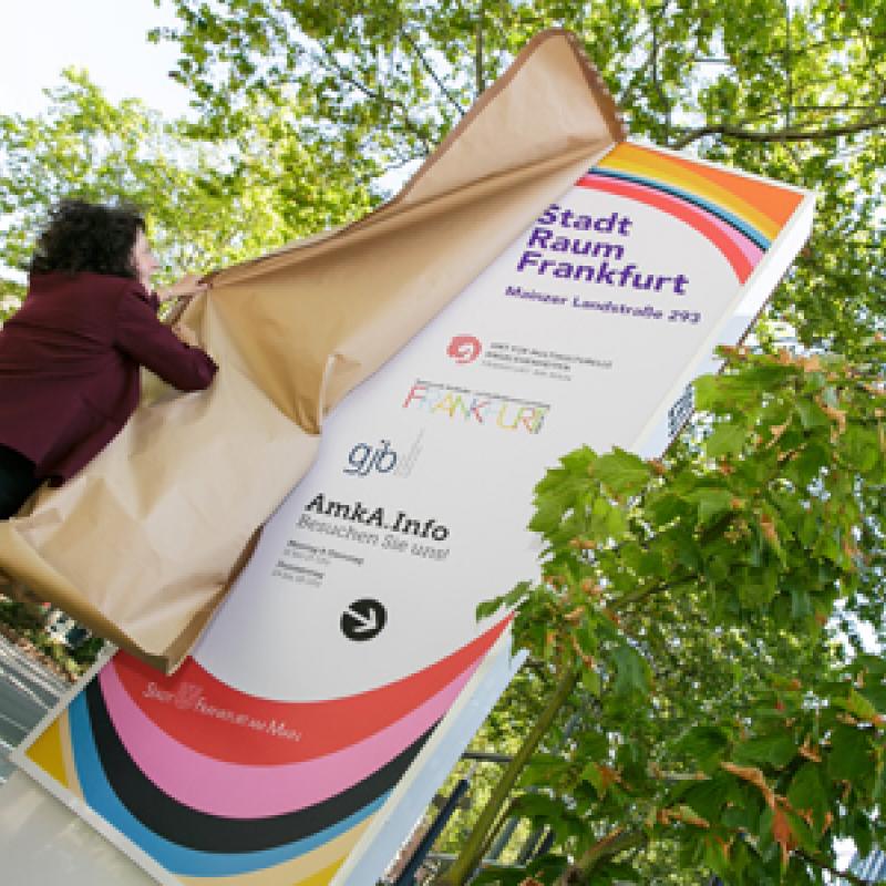 Dezernentin Sylvia Weber enthüllt den Namen des stadtRAUMfrankfurt. Foto: Stefanie Kösling